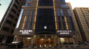 ein vor einem Gebäude geparktes Auto in der Unterkunft ALAZMI HOTEL in Dubai