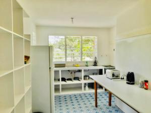 Η κουζίνα ή μικρή κουζίνα στο Tonga Horizon Cottage - Entire Place