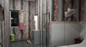 ein Schlafzimmer mit einer Wand mit Blumen darauf in der Unterkunft Unique Hotel in Phnom Penh + 51 Fotos