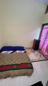 En eller flere senge i et værelse på Arshatama Guest House UII