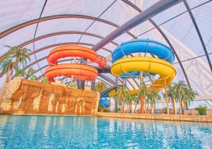 un tobogán de agua en un parque acuático en Мягкое гнёздышко с креслом у Хан-Шатыра, en Astana