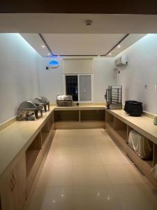 ein leerer Raum mit Stühlen und einer Theke in einem Zimmer in der Unterkunft City Comfort Inn Zigong Lantern World Fantawild Dinosaur Kingdom in Zigong