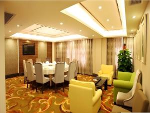 ein Konferenzraum mit Tisch und Stühlen in der Unterkunft Shenzhen Nan Fei Yuan Hotel in Shenzhen