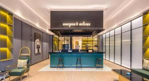 una cucina con bancone blu e alcune sedie di City Comfort Premier Hotel Nanning Guangxi University Zoo Metro Station a Nanning