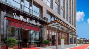 un edificio con un cartello sul lato di Gya Hotel Kunming Zijin Center Xiaodongcun Metro Station a Kunming