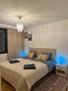 Un dormitorio con una cama grande con luces azules. en Liam's Villa, en Rovaniemi