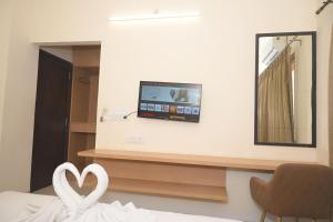 TV a/nebo společenská místnost v ubytování Parmanand Bhawan