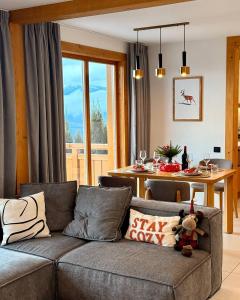 ein Wohnzimmer mit Sofa und Tisch in der Unterkunft Villa Bergbliss in Jablunyzja + 38 Fotos