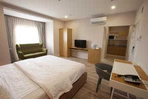 TV at/o entertainment center sa D'Anggerek Serviced Apartment