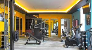 Un gimnasio con cintas de correr y máquinas en una habitación. en Grand Surya Hotel Kediri, en Kediri