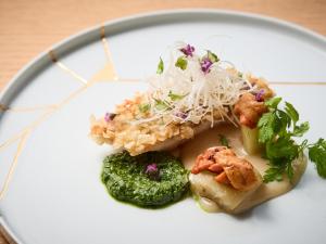Un plato blanco con comida sobre una mesa. en Atami Izusan Karaku, en Atami 123 fotos más