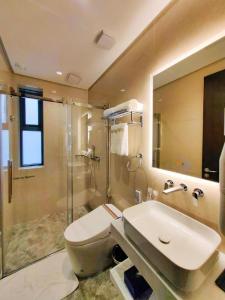 ein Badezimmer mit Toilette, Waschbecken und Dusche in der Unterkunft Awesome Hotel in San Juan