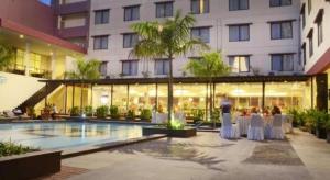 hotel z basenem przed budynkiem w obiekcie Asialink Premier w mieście Badami