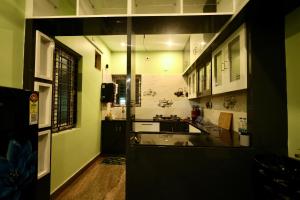 Η κουζίνα ή μικρή κουζίνα στο Dwaya Villa Stay in Tirupati