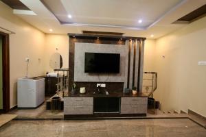 Μια τηλεόραση ή/και κέντρο ψυχαγωγίας στο Dwaya Villa Stay in Tirupati