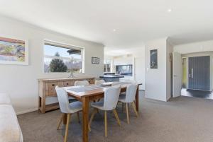 Η κουζίνα ή μικρή κουζίνα στο Tekapo Alps Family Home with Deck & Mountain Views