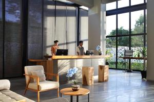 Lobi atau kawasan kaunter penerimaan di BATIQA Hotel Pekanbaru