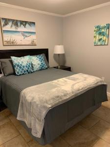 Giường trong phòng chung tại Amazing Waterfront View