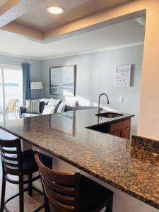 Nhà bếp/bếp nhỏ tại Amazing Waterfront View