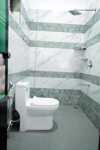 Ένα μπάνιο στο PATHIRAMANAL Service Villas