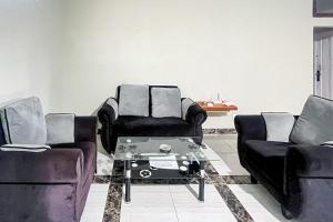 Χώρος καθιστικού στο RedDoorz at Mamiric Guest House Syariah +4 φωτογραφίες