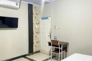 Μια τηλεόραση ή/και κέντρο ψυχαγωγίας στο RedDoorz at Mamiric Guest House Syariah