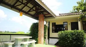 uma mesa de piquenique em frente a uma casa em Ban Noi Resort Phrae em Sop Sai