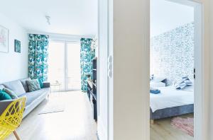 Ένα ή περισσότερα κρεβάτια σε δωμάτιο στο Apartament Pileckiego Nowy Dwór Mazowiecki Airport Modlin 24 H