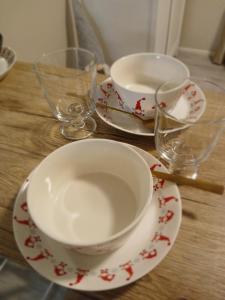 ein Holztisch mit zwei Schüsseln und Gläsern darauf in der Unterkunft Lapland winter cottage in Rovaniemi + 23 Fotos