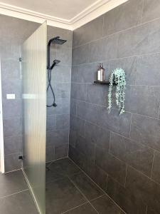 Ένα μπάνιο στο 2 Bedroom Coastal getaway with ocean views!