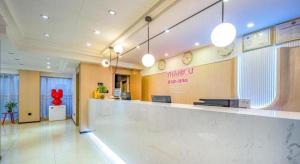 una hall di un ospedale con una sala d'attesa di Thank Inn Hotel Sichuan Normal University Chenglong Branch a Chengdu