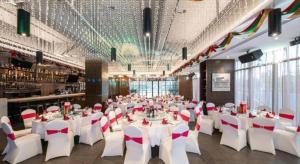 太仓Rosedale Hotel Taicang的摆着白色桌子和椅子的宴会厅