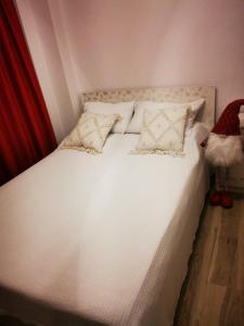 Un pat sau paturi într-o cameră la Cc Apartament Central +3 fotografii