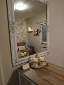 ein Spiegel auf einer Theke in einem Wohnzimmer in der Unterkunft Lapland winter cottage in Rovaniemi