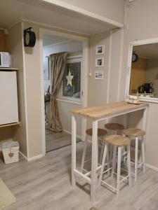 eine Küche mit einem Holztisch und Stühlen in der Unterkunft Lapland winter cottage in Rovaniemi