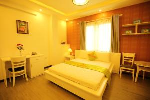 New Hotel & Apartment في Thu Dau Mot: غرفة نوم بسرير وطاولة وكراسي