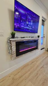 Μια τηλεόραση ή/και κέντρο ψυχαγωγίας στο Family Stylish 2BR Condo with City View, DT, Balcony, Free Parking & In-Suite Laundry!