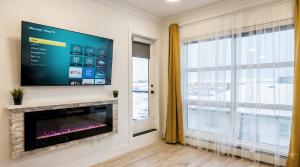 Μια τηλεόραση ή/και κέντρο ψυχαγωγίας στο Family Stylish 2BR Condo with City View, DT, Balcony, Free Parking & In-Suite Laundry!