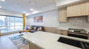 Η κουζίνα ή μικρή κουζίνα στο Family Stylish 2BR Condo with City View, DT, Balcony, Free Parking & In-Suite Laundry!
