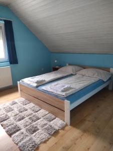 Postel nebo postele na pokoji v ubytování Kötél apartman