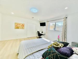 Un dormitorio con una cama y un escritorio y una ventana. en 5bedrooms 3baths 5 beds new renovation 1800sf, en Redwood City