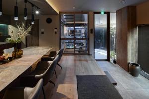 奈良市にあるCocon Nara Sanjyoのダイニングルーム(長いカウンター、椅子付)