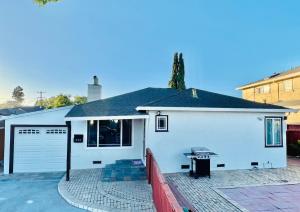 una casa blanca con una valla roja delante de ella en 5bedrooms 3baths 5 beds new renovation 1800sf, en Redwood City