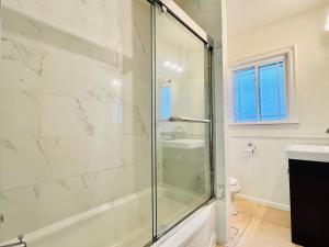 una ducha de cristal en un baño con inodoro en 5bedrooms 3baths 5 beds new renovation 1800sf, en Redwood City 33 fotos más
