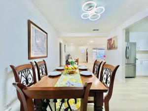 Un comedor con mesa y sillas de madera. en 5bedrooms 3baths 5 beds new renovation 1800sf, en Redwood City