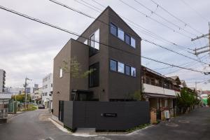 奈良市にあるCocon Nara Sanjyoの通りに面した黒いファサードの家