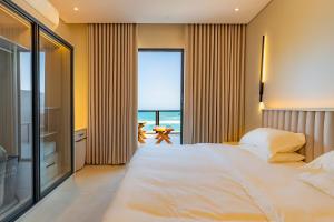 En eller flere senge i et værelse på Luxury Seaview Apartment with a Private Balcony + 9 billeder