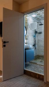 Un baño con ducha y puerta de cristal. en Dastan Boutique Hotel Baku, en Baku