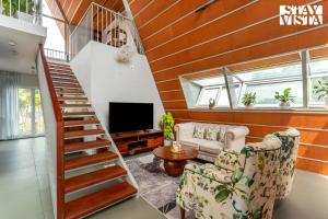 Χώρος καθιστικού στο StayVista at A Frame of Mind- Denkanikottai with Pool & BBQ