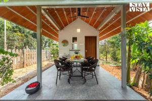 Κήπος έξω από το StayVista at A Frame of Mind- Denkanikottai with Pool & BBQ